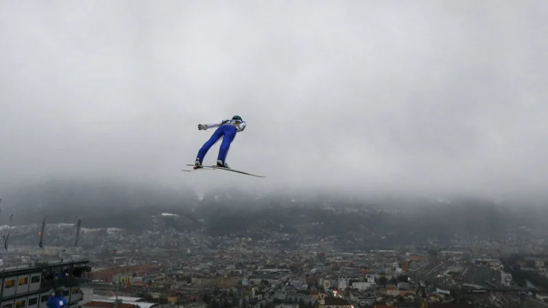 Fotografija: Peter Prevc bo na novoletni turneji orel nad opustelim Innsbruckom. FOTO: Dominic Ebenbichler/Reuters