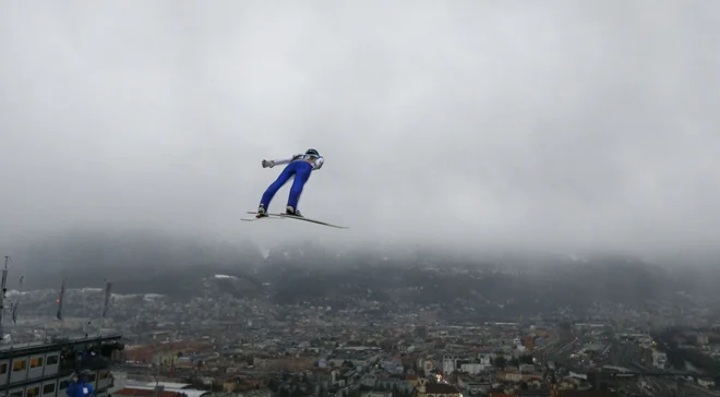 Peter Prevc bo na novoletni turneji orel nad opustelim Innsbruckom. FOTO: Dominic Ebenbichler/Reuters
