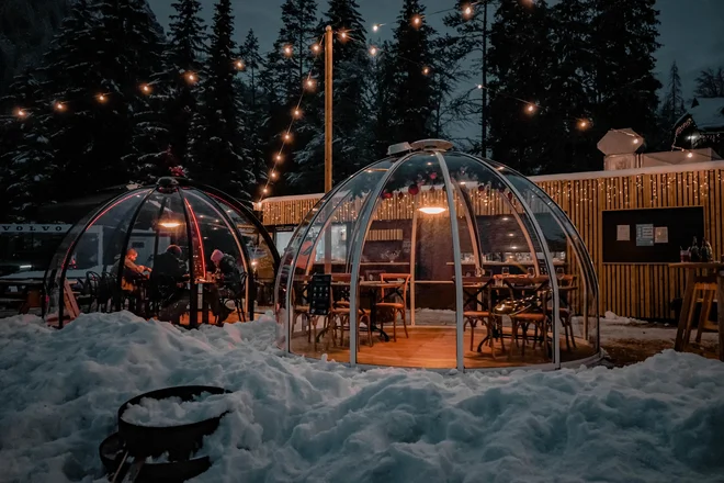 Neodtegljiv del koncepta zimske restavracije Alpske iglu je geslo ko deliš, poskrbiš (sharing is caring), saj si prizadevamo k vrnitvi k stari tradiciji deljenja dobre hrane z najbližjimi. FOTO: Jasnaresort.com 