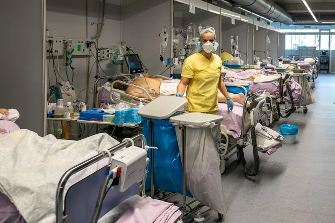 V državi je trenutno sicer 16.576 aktivnih primerov okužb s koronavirusom. FOTO: Voranc Vogel/Delo