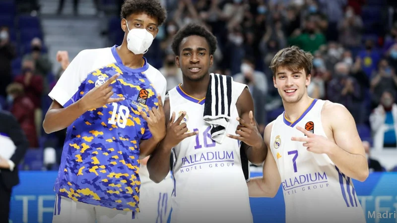 Fotografija: Urban Klavžar (desno) ob Sediqu Garubi in Babi Millerju. FOTO: Real Madrid