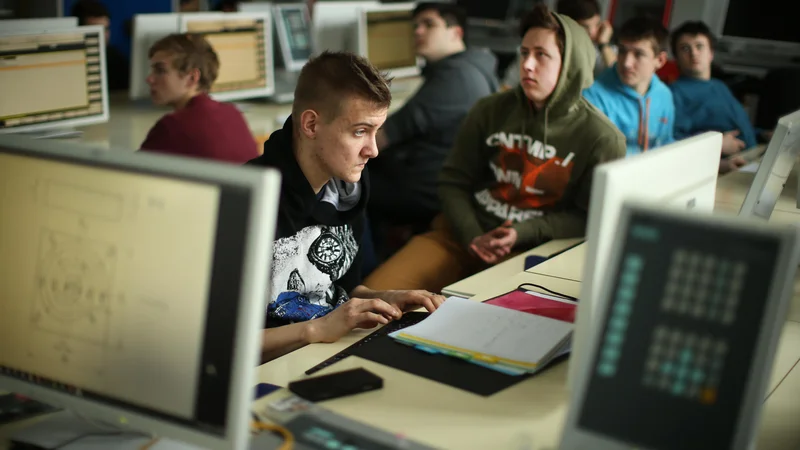 Med ukrepe promocije digitalnih kompetenc, digitalnih tehnologij in njihove rabe sodita naročanje izobraževalnih in promocijskih kampanj ter subvencioniranje promocijskih projektov. FOTO:&nbsp;Jure Eržen/Delo
