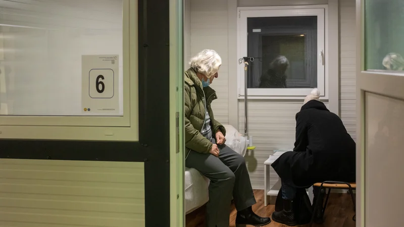 Fotografija: Z enim odmerkom cepiva proti covidu-19 je po podatkih NIJZ cepljenih 1.247.536 ljudi, z vsemi odmerki pa 1.185.924 ljudi. FOTO: Voranc Vogel/Delo