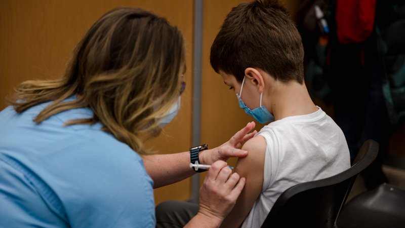 Fotografija: Za cepljenje proti covidu-19 v starostni skupini od pet do enajst let je v Sloveniji registrirano le cepivo podjetja Pfizer/BioNTech. FOTO: Andrej Ivanov/AFP
