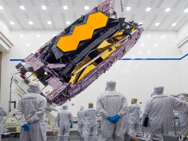 Teleskop v zaprti konfiguraciji za izstrelitev. FOTO: Nasa/Chris Gunn/Reuters

