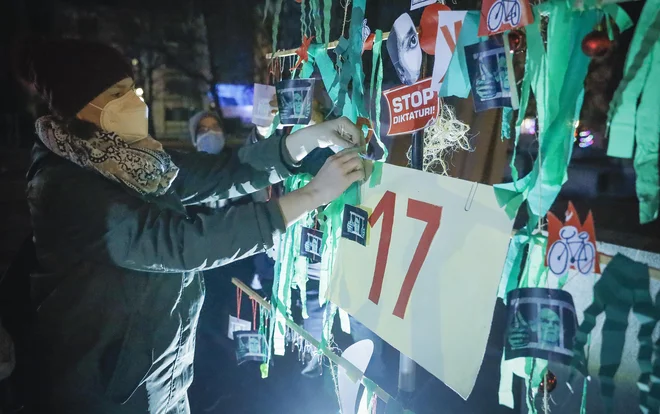 Božični petkov protest je bil spet miren. FOTO: Jože Suhadolnik/Delo
