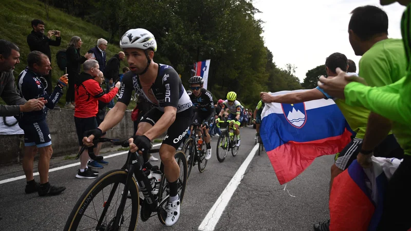 Fotografija: Victor Campenaerts (Qhubeka) med pobegom na letošnji dirki po Lombardiji, kjer so do zmage Tadeja Pogačarja ponesli tudi slovenski navijači. FOTO: Marco Bertorello/AFP