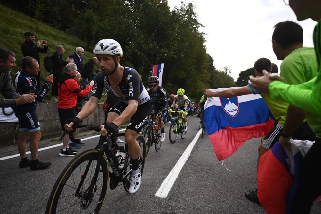Victor Campenaerts (Qhubeka) med pobegom na letošnji dirki po Lombardiji, kjer so do zmage Tadeja Pogačarja ponesli tudi slovenski navijači. FOTO:&nbsp;Marco Bertorello/AFP
