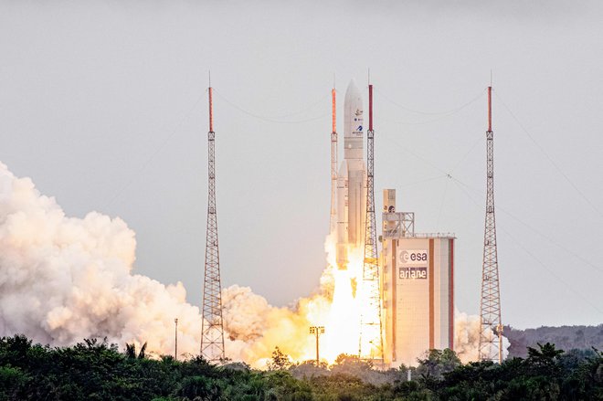 Pri Arianespace so se oddahnili, saj je bila izstrelitev uspešna. FOTO: Jody Amiet Afp
