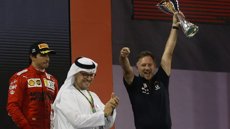 Fotografija: Christian Horner (s pokalom) proslavlja po koncu dirke v Abu Dabiju. FOTO: Hamad I Mohammed/Reuters
