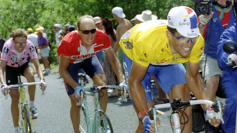 Fotografija: Miguel Indurain (desno) med vzponom na eni od francoskih pentelj. FOTO: Reuters