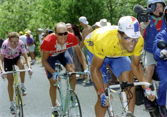 Miguel Indurain (desno) med&nbsp;vzponom na eni od francoskih pentelj. FOTO: Reuters
