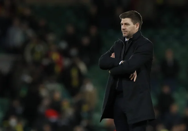 Aston Villa se pod taktirko Stevena Gerrarda (na fotografiji) dviguje po lestvici, a zdaj se bodo morali nogometaši birminghamskega velikana znajti brez legendarnega Liverpoolčana. FOTO: Andrew Couldridge/Reuters
