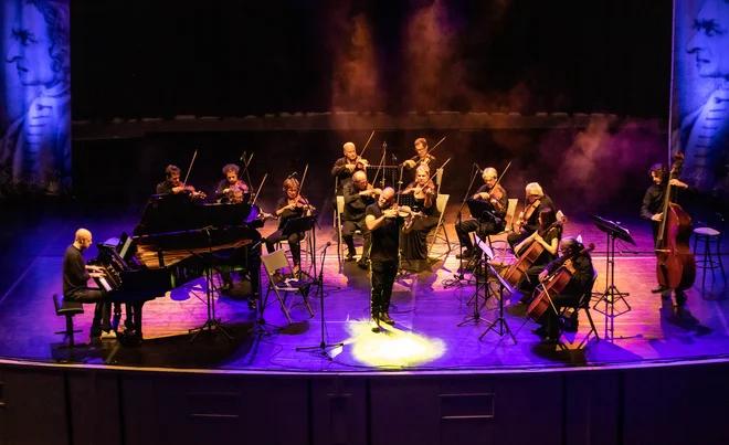 Violinist Alessandro Quarta, ki je v družbi Rimskih filharomonikov s svojim &raquo;rock&laquo; pristopom letos že navdušil slovensko občinstvo, se bo prihodnje leto vrnil. FOTO: Občina Piran
