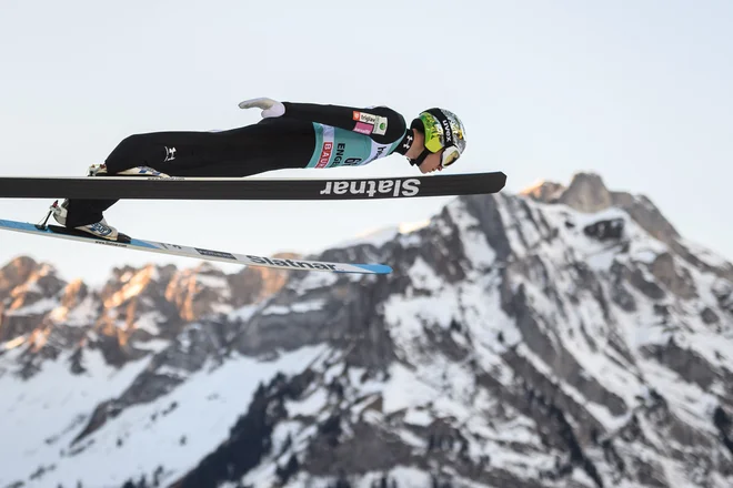 Anže Lanišek je v Engelbergu spet malo zadihal. FOTO: Fabrice Coffrini/AFP
