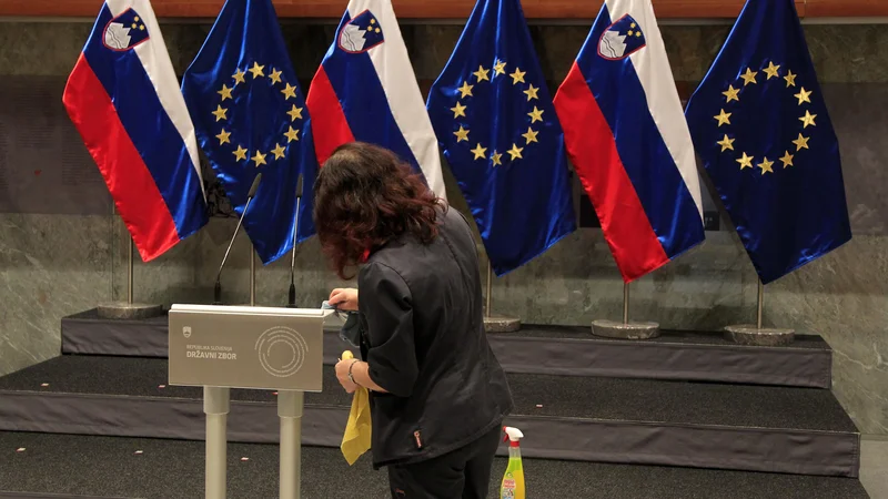Fotografija: Slaba plačna politika pa prej ali slej močno vpliva tudi na kakovost dela. FOTO: Leon Vidic/Delo