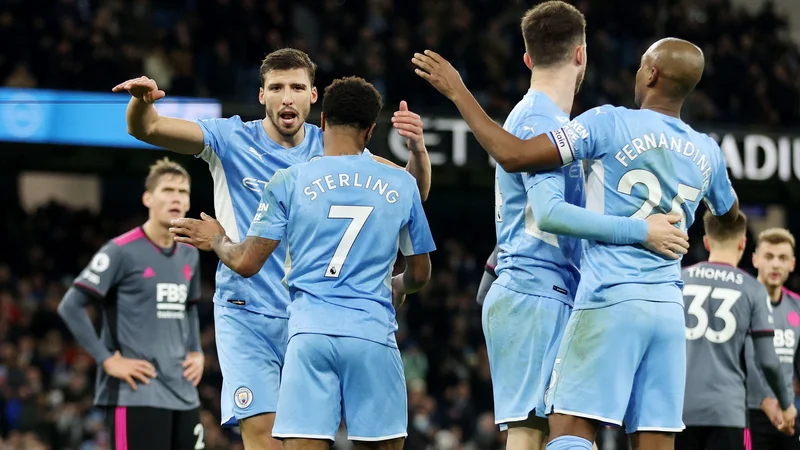 Fotografija: Zadnjega od kar devetih golov je v Manchestru dosegel Raheem Sterling (št. 7), ki proslavlja s podajalcem Rubenom Diasem. FOTO: Carl Recine/Reuters