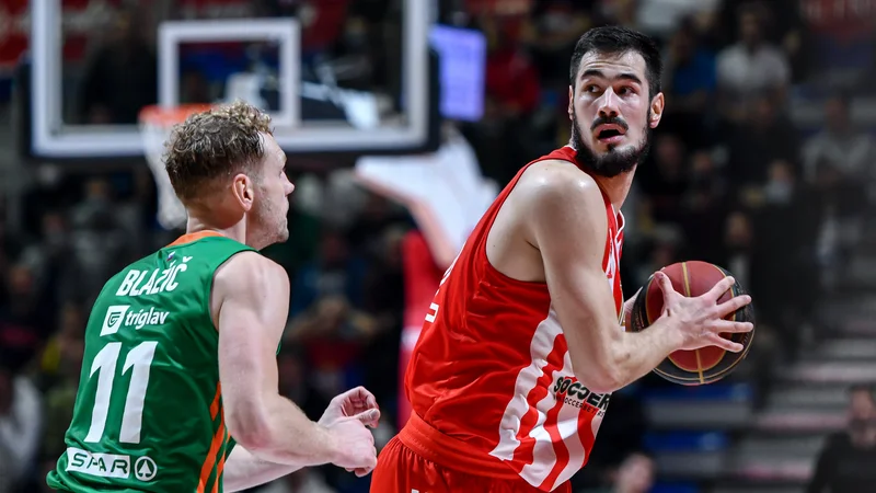 Fotografija: Crvena zvezda je začela svoj niz zmag v dvoboju s Cedevito Olimpijo 17. oktobra. Desno Nikola Kalinić, levo Jaka Blažič. FOTO: ABA