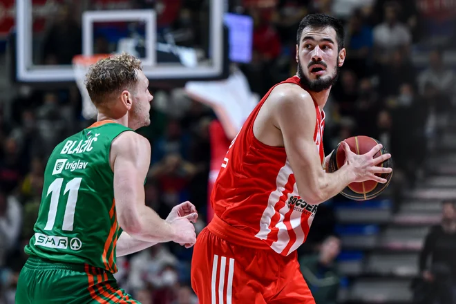 Crvena zvezda je začela svoj niz zmag v dvoboju s Cedevito Olimpijo 17. oktobra. Desno Nikola Kalinić, levo Jaka Blažič. FOTO: ABA
