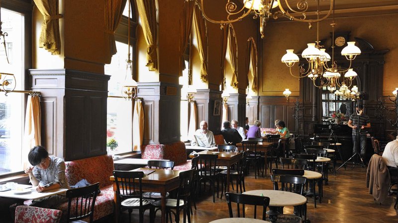 Fotografija: Dunajske kavarne so brez turistov samevale; na fotografiji gostilna Sperl v 6. dunajskem okrožju. FOTO: Schaub-walzer/Pid Dunaj
