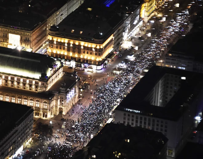 Sprevod s svečami v spomin žrtev covida-19 in v zahvalo zdravstvenim delavcem 19. decembra na dunajski Ringstrasse. FOTO: Hans Punz Afp
