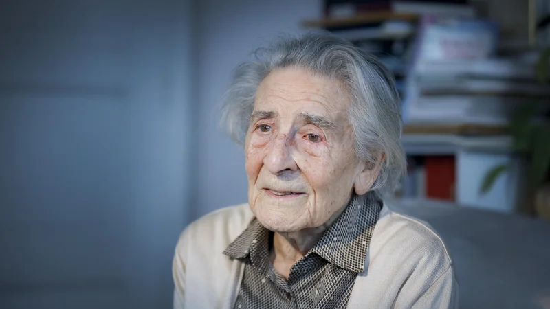 Fotografija: Emilija Soklič je letošnja Badjurova nagrajenka za življenjsko delo, a pravi, da ji nagrade v resnici ne pomenijo veliko. FOTO: Jože Suhadolnik/Delo
