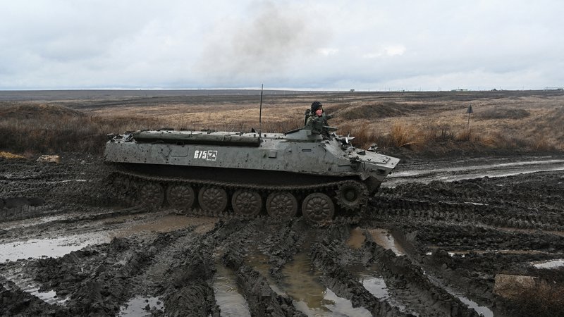 Fotografija: Z ruskega obrambnega ministrstva so sporočili, da so zaradi konca vojaških vaj z zahodnih mej umaknili 10.000 vojakov. O tem, koliko jih je še tam, se zahodne ocene razlikujejo.

FOTO: Sergej Pivovarov/Reuters
