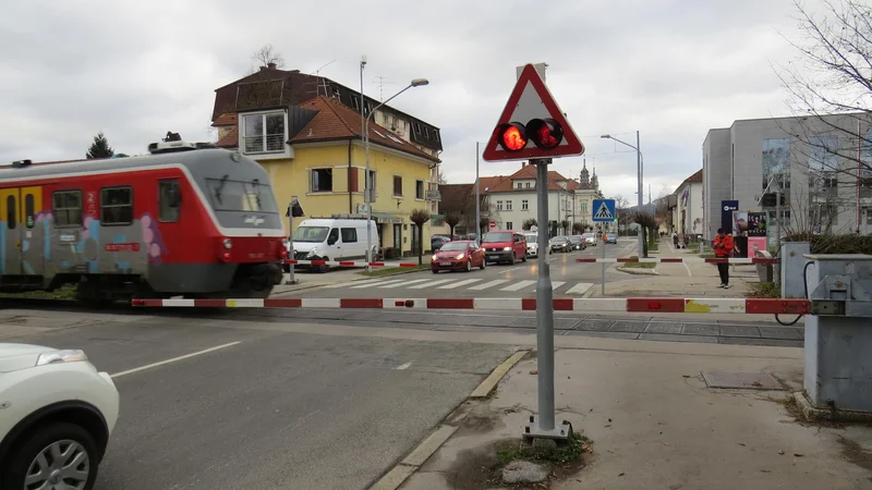 Fotografija: Na zelo prometni Ljubljanski cesti se zapornice spustijo več kot 50-krat na dan. FOTO: Bojan Rajšek/Delo