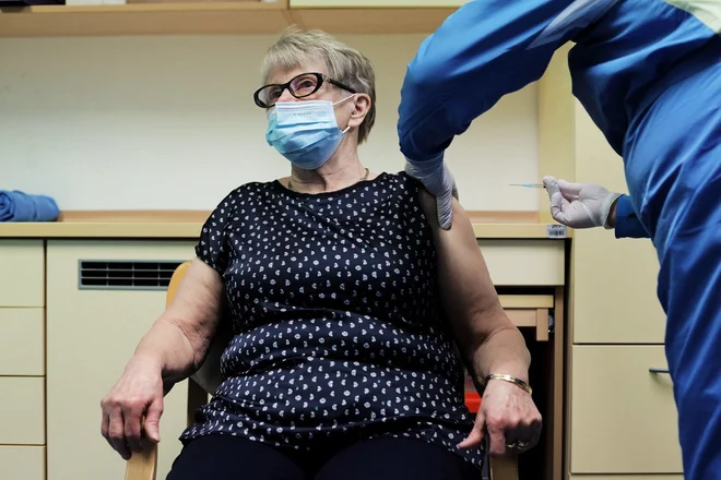 »Strahu pred okužbo je malo manj, a še vedno je. V letu, ki se poslavlja, vendarle ni bilo tako sproščeno kot pred epidemijo,« je leto dni po prejemu prvega odmerka priznala Angelca Butenko. FOTO: twitter vlade
