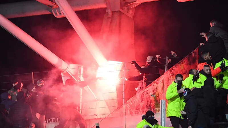 Fotografija: Navijači klubov Paris FC in Lyon so 17. decembra dvijali na pokalni tekmi, deset dni zatem je sledila kazen. FOTO: Bertrand Guay/AFP
