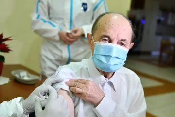 Upokojeni nadškof Franc Kramberger je dejal, da pred cepljenjem ni imel strahu ali pomisleka, za ta korak je opogumljal tudi druge, ki so o tem dvomili. FOTO: twitter vlade
