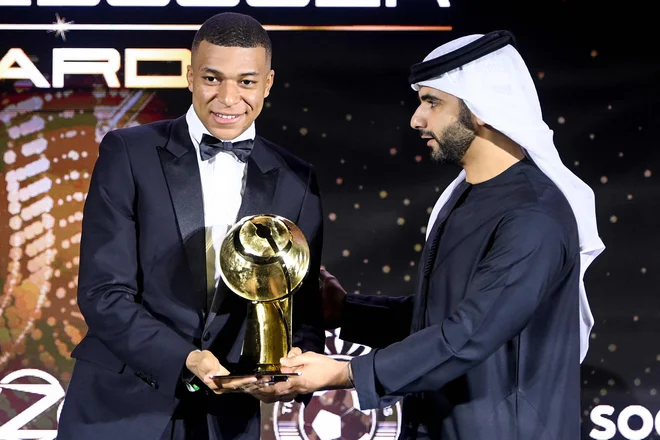 Kylian Mbappe med podelitvijo nagrad Globe Soccer Awards v zgradbi Burj Khalifa v Dubaju. FOTO: Fabio Ferrari/AFP
