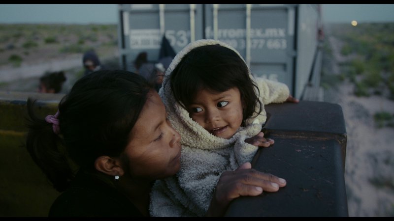 Fotografija: Kar ostane na poti sledi Lilian in njenim štirim otrokom, ko se skušajo prebiti do mehiško-ameriške meje, do življenja brez ­nasilja, revščine in represije. FOTO: Majmun Films
