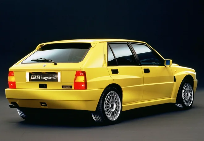 Ker je lancia delta v izvedbi s štirikolesnim pogonom in turbo motorjem pogosto zmagovala na reliju, je postala priljubljen zbirateljski avtomobil. FOTO: Lancia
