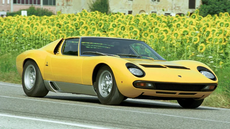 Fotografija: Lamborghini miura, eden izmed najbolj tehnično imenitnih, oblikovno prefinjenih in frajerskih avtomobilov vseh časov. FOTO: Lamborghini