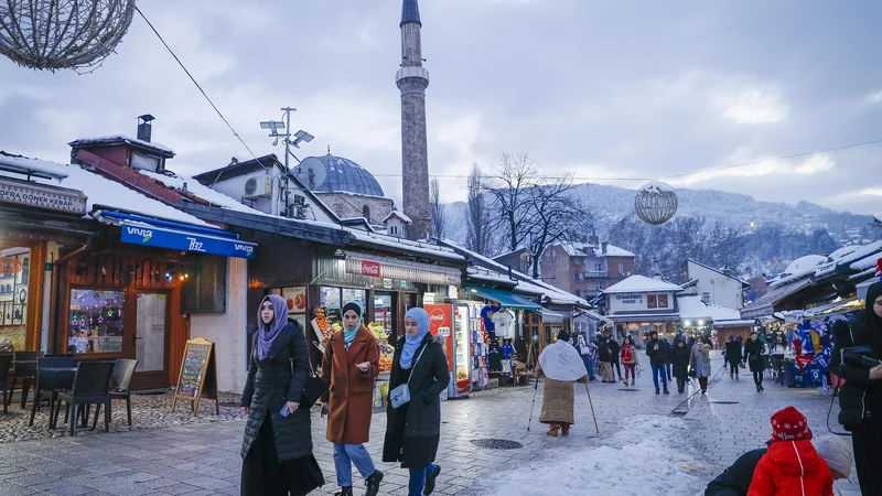 Fotografija: Sproščeno zimsko vzdušje na ulicah Sarajeva težko zakrije napetosti, ki pestijo revno in administrativno zelo zapleteno urejeno Bosno in Hercegovino. FOTO: Jože Suhadolnik
