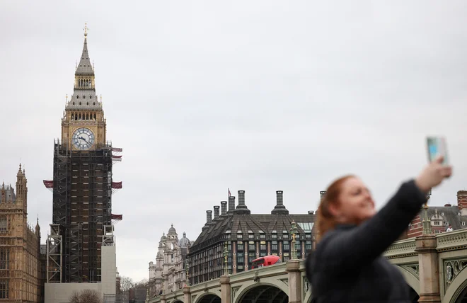 Največja obnova stolpa v njegovi zgodovini bi morala biti končana še letos, a se je zaradi pandemije covida-19 zavlekla. Foto: REUTERS/Henry Nicholls
