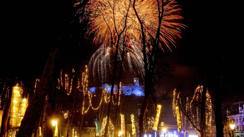 Fotografija: V Ljubljani ognjemet bo, a ljubljanski župan zaradi njega ne pričakuje množičnih zbiranj.  FOTO: Matej Družnik/Delo
