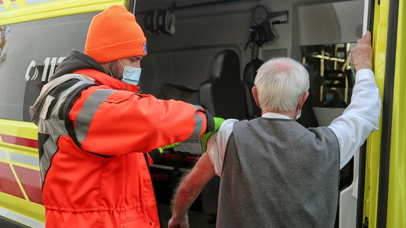 Fotografija: Svetovalna skupina se zavzema za obvezno cepljenje. FOTO: Blaž Samec/Delo
