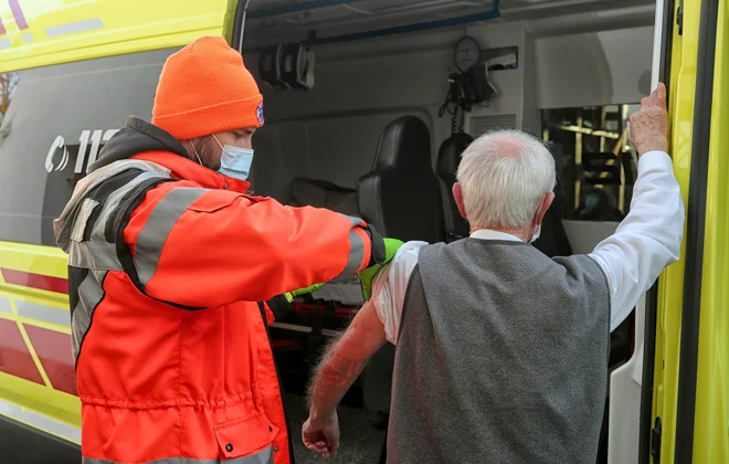 Svetovalna skupina se zavzema za obvezno cepljenje. FOTO: Blaž&nbsp;Samec/Delo
