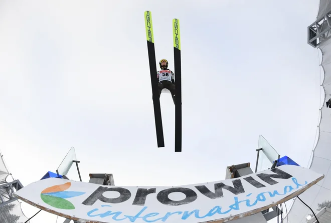 Urša Bogataj načrtuje na silvestrski turneji še kakšno mesto višje na zmagovalnem odru. FOTO: Annegret Hilse/Reuters
