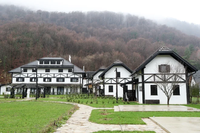 Fata, Kata in Mara so del ekovasi Natura Art.  FOTO: Marko Feist/Slovenske novice
