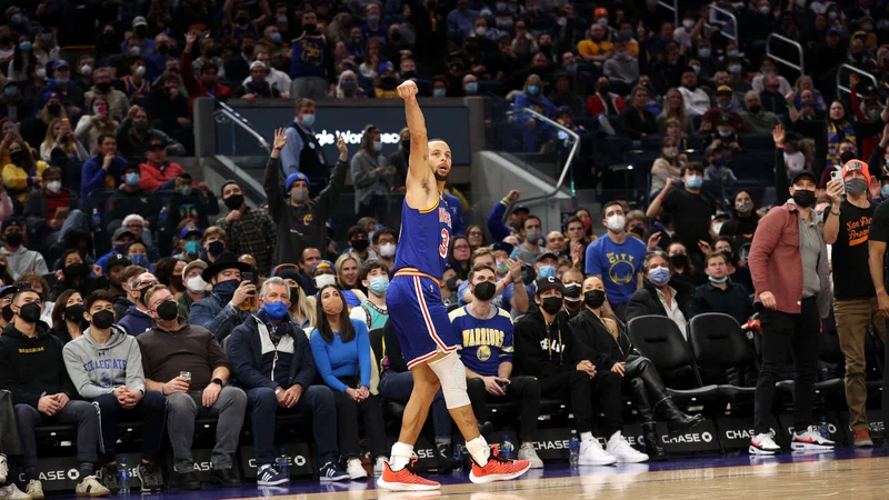 Fotografija: Prvi zvezdnik moštva Golden State in najboljši ostrostrelec v NBA Stephen Curry je takole pospremil svoj met za 3000. trojko. FOTO: Ezra Shaw/AFP