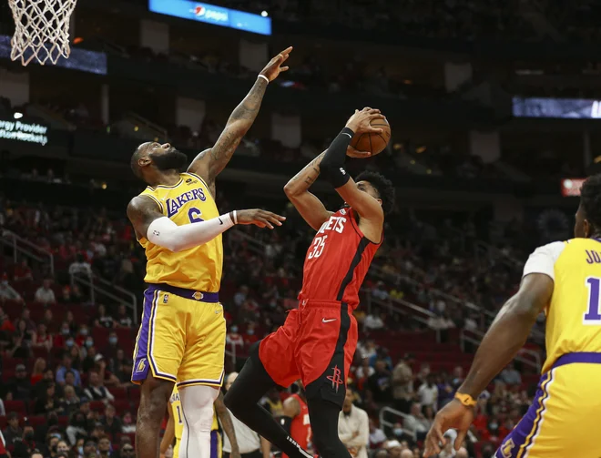 Prvič v devetnajstletni karieri v NBA je bil LeBron James (levo)  prvič zaveden kot center. FOTO: Troy Taormina/Usa Today Sports
