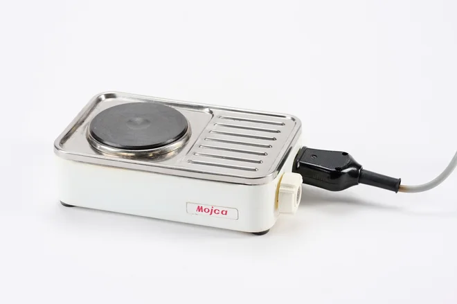 Kuhalnik Mojca proizvajalca Saturnus iz okoli leta 1968. V publikaciji Za izboljšanje življenjskih pogojev našega kmetijstva iz leta 1938 najdemo zapis: »Z električno lučjo spada v vsako kmečko gospodinjstvo vsaj še mali električni kuhalnik, ki naj bo vedno pri roki, zjutraj če vstane mož ali sin k prezgodnjemu delu, za skodelico toplega mleka ali čaja ...« FOTO: Tomo Jeseničnik
