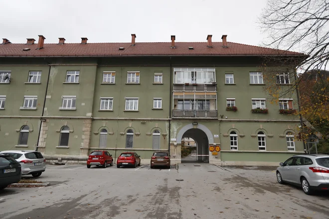 Iz Psihiatrične bolnišnice Idrija so v Ljubljano napotili 14 zaposlenih, zato je bilo treba prilagoditi organizacijo dela. FOTO: Leon Vidic/Delo
