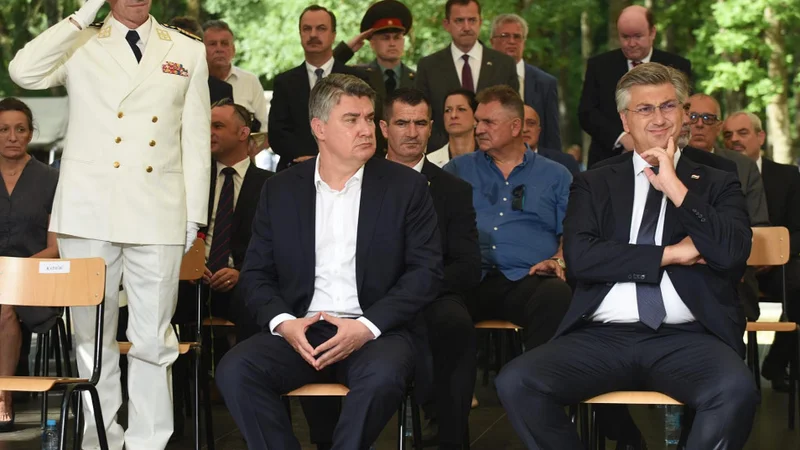Fotografija: Hrvaški predsednik Zoran Milanović in premier Andrej Plenković sta večino leta preživela vsak na svojem bregu. FOTO: Robert Fajt/Cropix