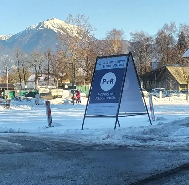 Znak za P+R parkirna mesta pod blejskim gradom. Kombi vozi tudi od Zatrnika do Pokljuke. FOTO: Pu Kranj
