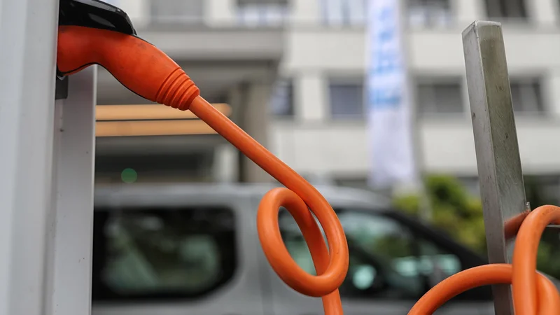 Fotografija: Električna polnilna infrastruktura je sploh posebna in zelo zahtevna tema. Pri nas se sicer v različnih smereh opazno širi in se bo tudi prihodnje leto, glavni igralci so Petrol, Moon Charge, Elektro Ljubljana, Tesla, Implera, Ionity … FOTO: Blaž Samec