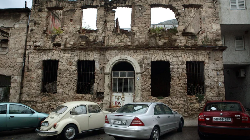 Fotografija: Ubiti Bošnjaki so bili z območja mesta Zijemlje med Mostarjem (na fotografiji) in mestom Nevesinje, ki spada pod Republiko srbsko. Med žrtvami je bilo več deset žensk, starejših oseb in otrok. FOTO: Jože Suhadolnik/Delo